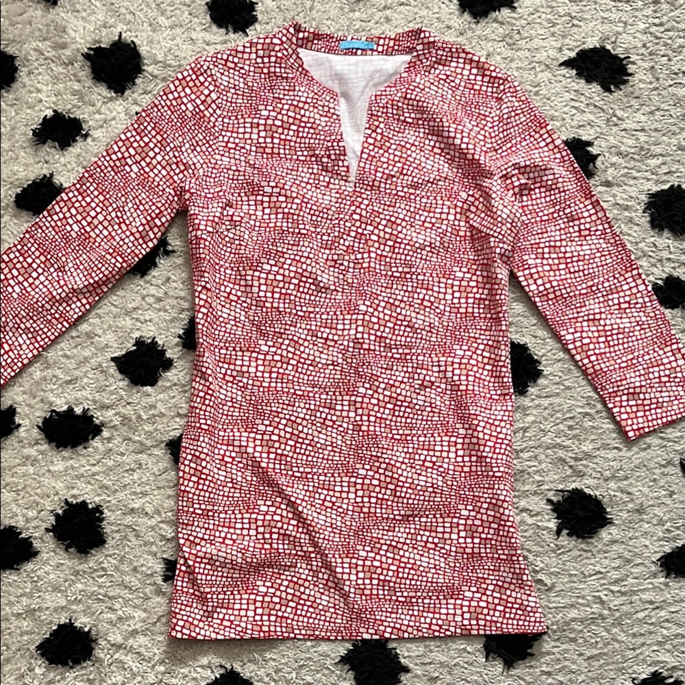 J. McLaughlin size small Red and White Geometric Top with small v neck